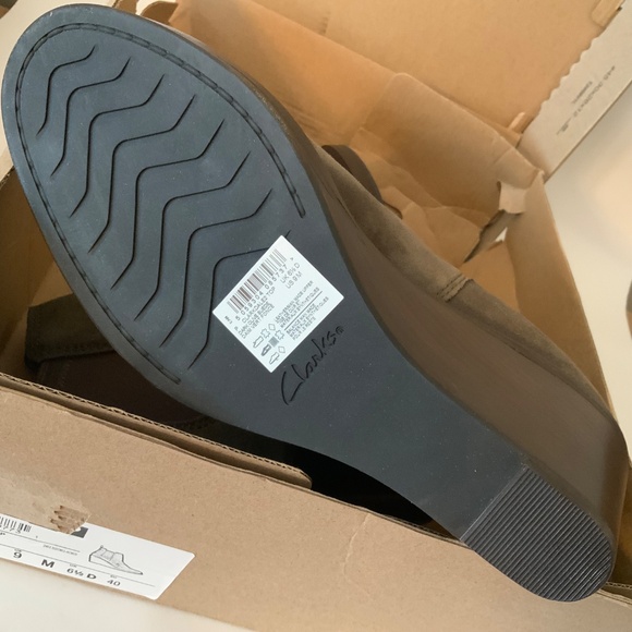 Clarks Women's Clarkdale 2 Top Olive Suede Wedged Bootie Chelsea Ankle Boots 9 - Picture 12 of 13